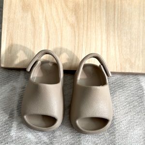 Baby Yeezy slides in a size 4
